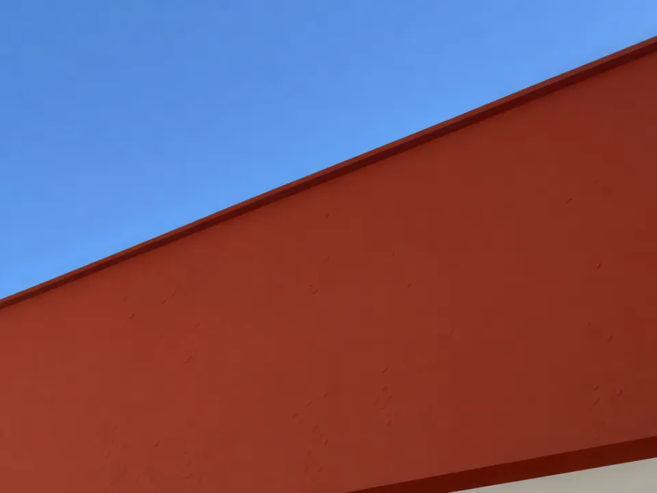 Parede externa texturizada em terracota.