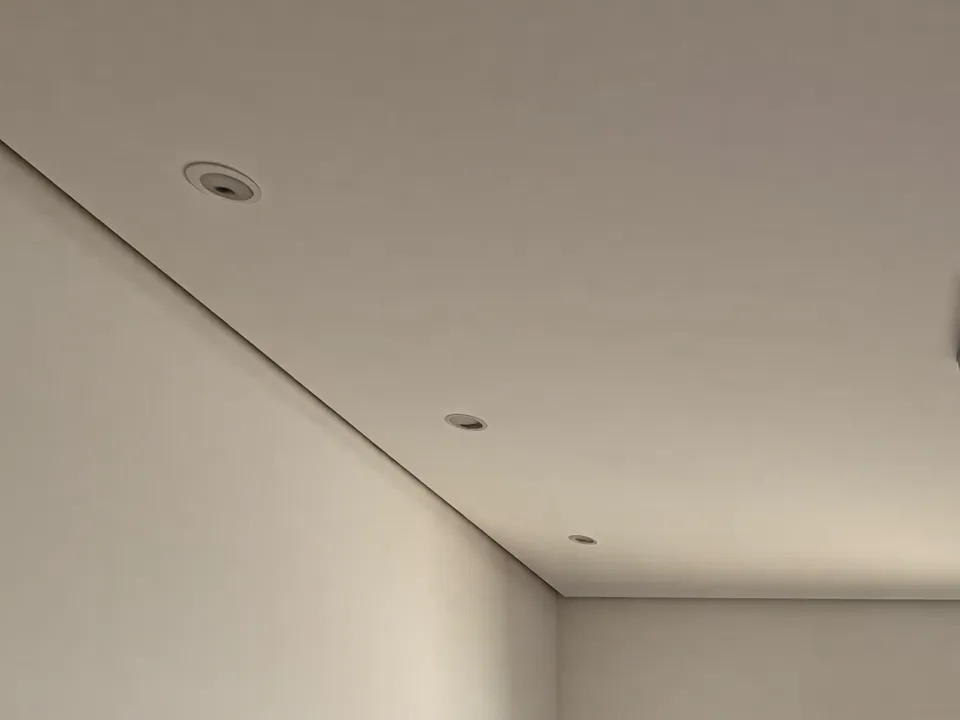 Teto em laje da casa, com luminária.