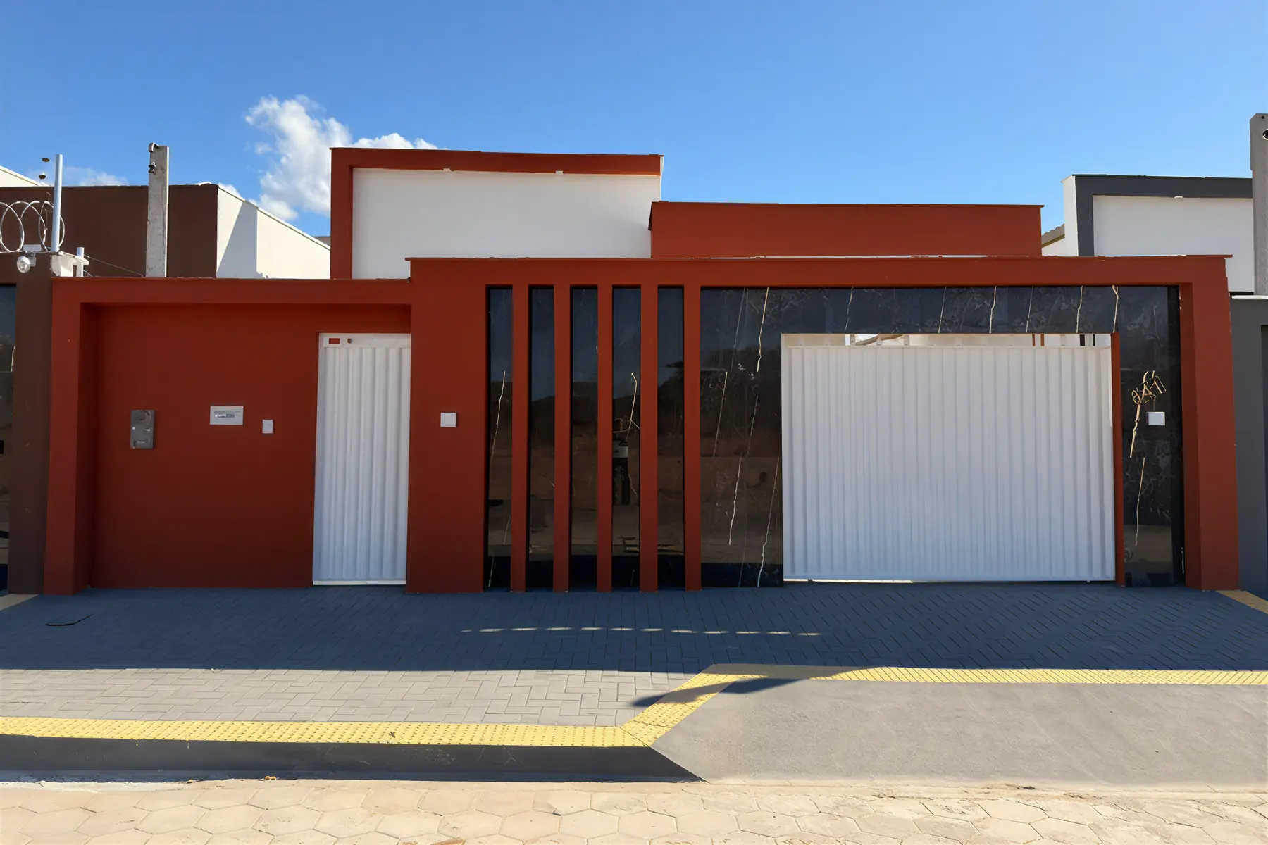 Fachada da casa como ela é hoje: terracota, estilo original.